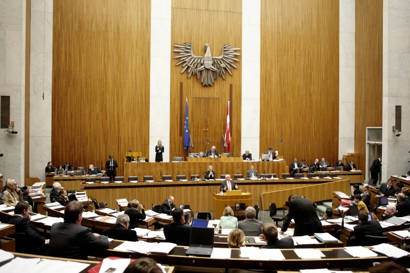 Anton Heinzl, Nationalratsabgeordneter der SPÖ, am Rednerpult. Auf der Regierungsbank Doris Bures - Bundesministerin für Verkehr, Innovation und Technologie und Dr. Reinhold Mitterlehner - Bundesminister für Wirtschaft, Familie und Jugend.  Am Präsidium Fritz Neugebauer - Zweiter Nationalratspräsident. Dienst am Präsidium v.li. Dr. Christian Müller (1er Position) und Mag. Gerhard Koller (2er Position).