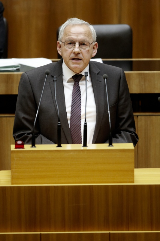 Johann Hell, Nationalratsabgeordneter der SPÖ, am Rednerpult.