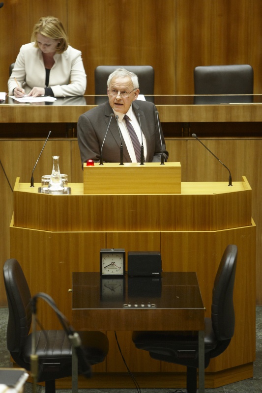 Johann Hell, Nationalratsabgeordneter der SPÖ, am Rednerpult. Auf der Regierungsbank  Doris Bures - Bundesministerin für Verkehr, Innovation und Technologie.