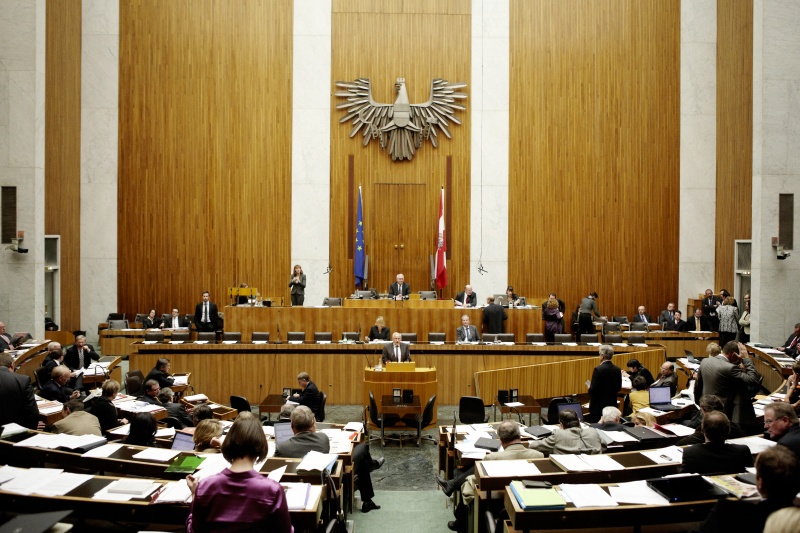 Johann Hell, Nationalratsabgeordneter der SPÖ, am Rednerpult. Auf der Regierungsbank v.li. Doris Bures - Bundesministerin für Verkehr, Innovation und Technologie und Dr. Reinhold Mitterlehner - Bundesminister für Wirtschaft, Familie und Jugend. Am Präsidium Dr.Martin Graf - Dritter Nationalratspräsident. Dienst am Präsidium v.li. Dr. Wolfgang Engeljehringer (1er Position) und Mag. Julia Dörfel (2-er Position).