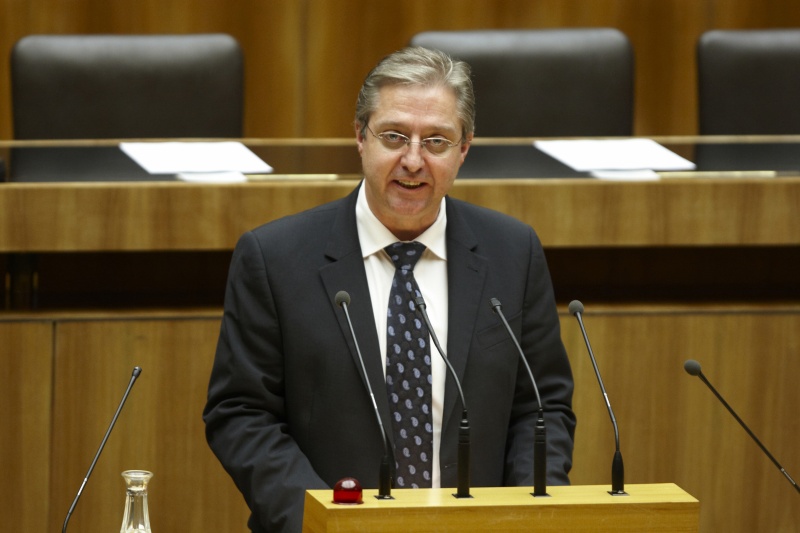 Werner Herbert, Nationalratsabgeordneter der FPÖ, am Rednerpult.