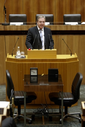 Werner Herbert, Nationalratsabgeordneter der FPÖ, am Rednerpult.