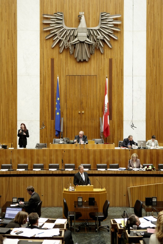 Werner Herbert, Nationalratsabgeordneter der FPÖ, am Rednerpult. Auf der Regierungsbank Mag.a Dr.in Maria Theresia Fekter - Bundesministerin für Inneres. Am Präsidium Fritz Neugebauer - Zweiter Nationalratspräsident. Dienst am Präsidium v.li. Dr. Christian Müller (1er Position) und Dr.in Ingrid Moser (2er Position).