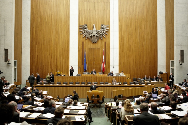 Werner Herbert, Nationalratsabgeordneter der FPÖ, am Rednerpult. Auf der Regierungsbank Mag.a Dr.in Maria Theresia Fekter - Bundesministerin für Inneres. Am Präsidium Fritz Neugebauer - Zweiter Nationalratspräsident. Dienst am Präsidium v.li. Dr. Christian Müller (1er Position) und Dr.in Ingrid Moser (2er Position).