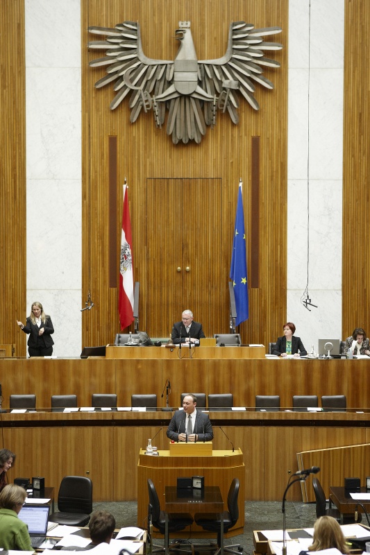 Ing.Christian Höbart,  Nationalratsabgeordneter der FPÖ, am Rednerpult. Am Präsidium Dr.Martin Graf - Dritter Nationalratspräsident. Dienst am Präsidium v.li. Dr.in Susanne Bachmann (1er Position) und Mag.a Tatjana Walter (2er Position).