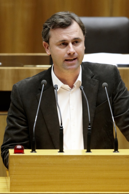 Ing. Norbert Hofer, Nationalratsabgeordneter der FPÖ, am Rednerpult.
