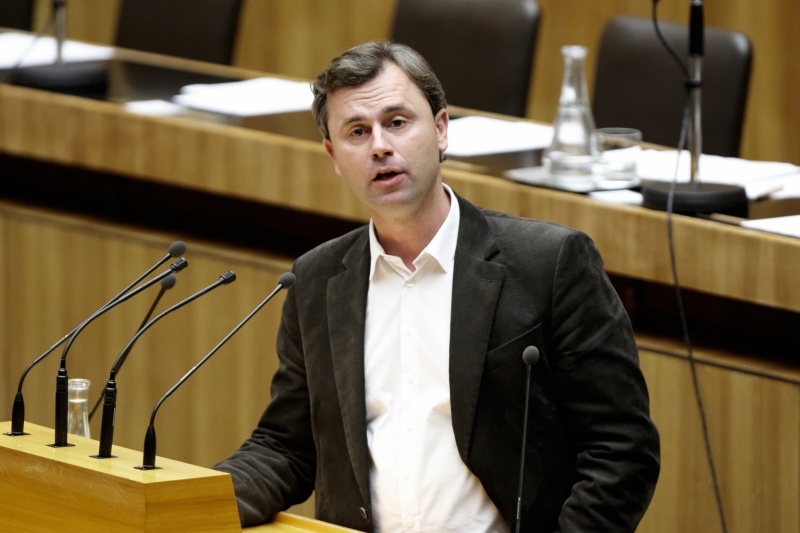 Ing. Norbert Hofer, Nationalratsabgeordneter der FPÖ, am Rednerpult.