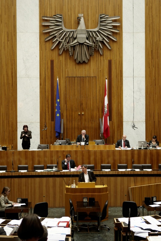 Ing. Norbert Hofer, Nationalratsabgeordneter der FPÖ, am Rednerpult. Auf der Regierungsbank Dipl.-Ing. Nikolaus Berlakovich - Bundesminister für Land- und Forstwirtschaft, Umwelt und Wasserwirtschaft. Am Präsidium Dr.Martin Graf - Dritter Nationalratspräsident. Dienst am Präsidium v.li. Dr. Wolfgang Engeljehringer (1er Position) und Mag. Julia Dörfel (2er Position).