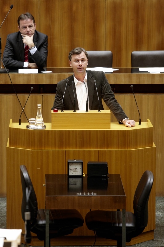 Ing. Norbert Hofer, Nationalratsabgeordneter der FPÖ, am Rednerpult. Auf der Regierungsbank Dipl.-Ing. Nikolaus Berlakovich - Bundesminister für Land- und Forstwirtschaft, Umwelt und Wasserwirtschaft.