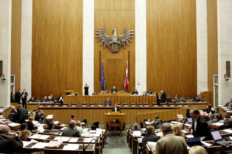 Ing. Norbert Hofer, Nationalratsabgeordneter der FPÖ, am Rednerpult. Auf der Regierungsbank Dipl.-Ing. Nikolaus Berlakovich - Bundesminister für Land- und Forstwirtschaft, Umwelt und Wasserwirtschaft.  Am Präsidium Fritz Neugebauer - Zweiter Nationalratspräsident. Dienst am Präsidium v.li. Dr. Christian Müller (1er Position) und Mag. Gerhard Koller (2er Position).