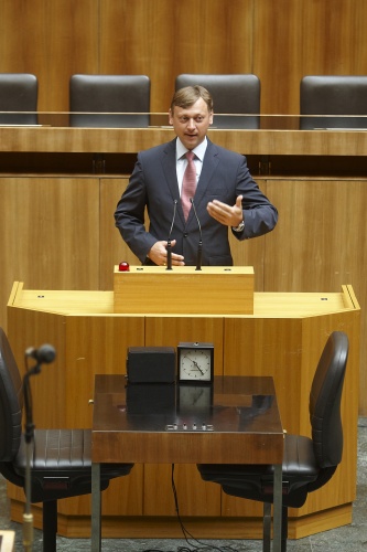 Johann Höfinger, Nationalratsabgeordneter der ÖVP, am Rednerpult.