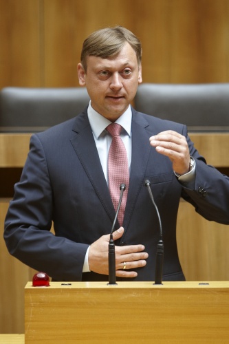 Johann Höfinger, Nationalratsabgeordneter der ÖVP, am Rednerpult.