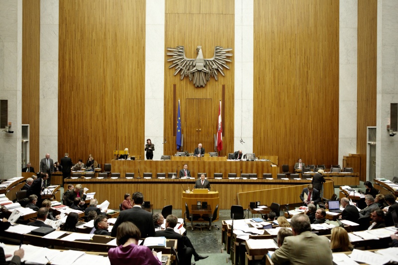 Franz Hörl , Nationalratsabgeordneter der ÖVP, am Rednerpult. Auf der Regierungsbank Dipl.-Ing. Nikolaus Berlakovich - Bundesminister für Land- und Forstwirtschaft, Umwelt und Wasserwirtschaft. Am Präsidium Dr.Martin Graf - Dritter Nationalratspräsident. Dienst am Präsidium v.li. Dr. Wolfgang Engeljehringer (1er Position)