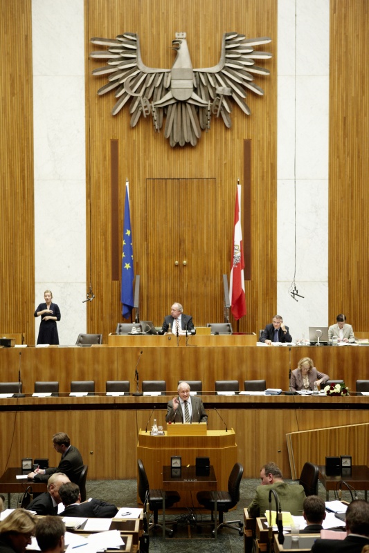 Erwin Hornek , Nationalratsabgeordneter der ÖVP, am Rednerpult. Auf der Regierungsbank Mag.a Dr.in Maria Theresia Fekter - Bundesministerin für Inneres. Am Präsidium Fritz Neugebauer - Zweiter Nationalratspräsident. Dienst am Präsidium v.li. Dr. Christian Müller (1er Position) und Dr.in Ingrid Moser (2er Position).