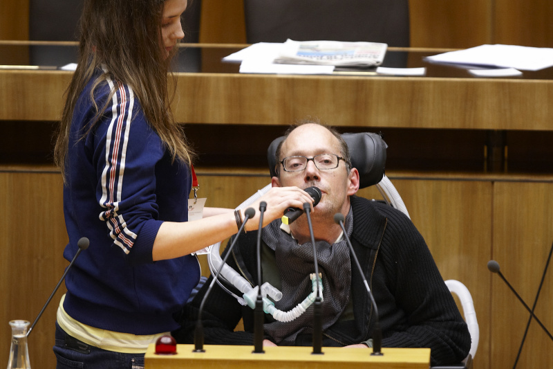 Dr. Franz-Josef Huainigg, Nationalratsabgeordneter der ÖVP, am Rednerpult.