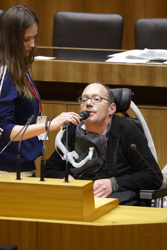 Dr. Franz-Josef Huainigg, Nationalratsabgeordneter der ÖVP, am Rednerpult.