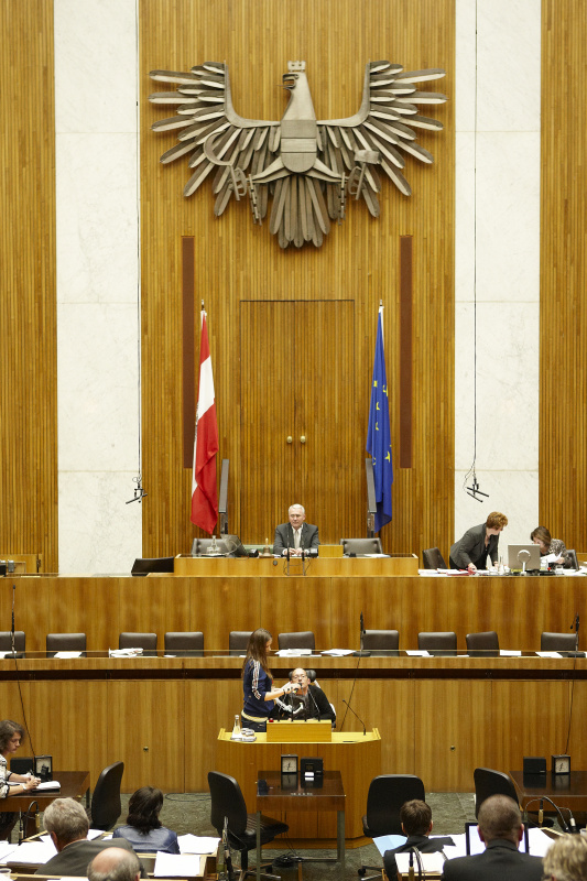 Dr. Franz-Josef Huainigg, Nationalratsabgeordneter der ÖVP, am Rednerpult. Am Präsidium Dr.Martin Graf - Dritter Nationalratspräsident. Dienst am Präsidium v.li. Mag.a Dunja Kopesky (1er Position) und Mag.a Tatjana Walter (2er Position).