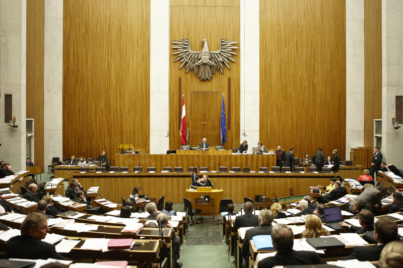 Dr. Franz-Josef Huainigg, Nationalratsabgeordneter der ÖVP, am Rednerpult. Am Präsidium Dr.Martin Graf - Dritter Nationalratspräsident. Dienst am Präsidium v.li. Mag.a Dunja Kopesky (1er Position) und Mag.a Tatjana Walter (2er Position).