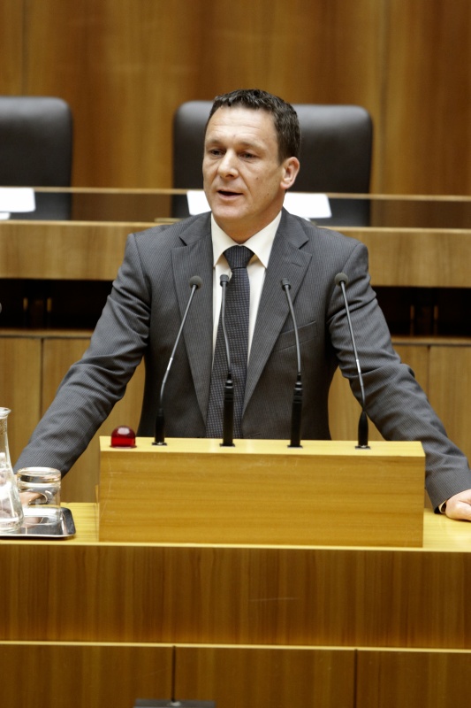 Gerhard Huber, Nationalratsabgeordneter des BZÖ, am Rednerpult.