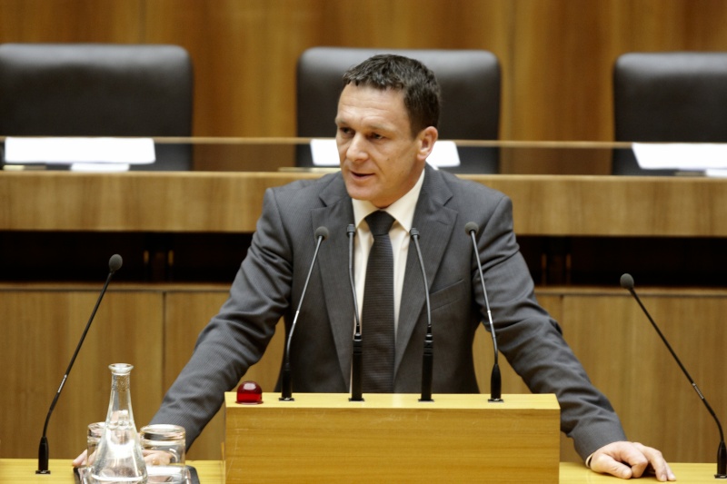 Gerhard Huber, Nationalratsabgeordneter des BZÖ, am Rednerpult.