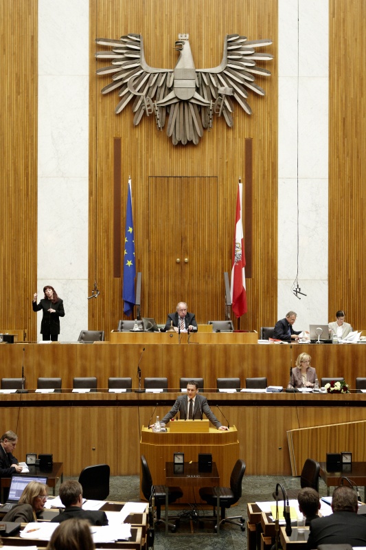 Gerhard Huber, Nationalratsabgeordneter des BZÖ, am Rednerpult. Auf der Regierungsbank Mag.a Dr.in Maria Theresia Fekter - Bundesministerin für Inneres. Am Präsidium Fritz Neugebauer - Zweiter Nationalratspräsident. Dienst am Präsidium v.li. Dr. Christian Müller (1er Position) und Dr.in Ingrid Moser (2er Position).