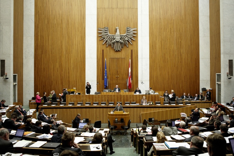 Gerhard Huber, Nationalratsabgeordneter des BZÖ, am Rednerpult. Auf der Regierungsbank Mag.a Dr.in Maria Theresia Fekter - Bundesministerin für Inneres. Am Präsidium Fritz Neugebauer - Zweiter Nationalratspräsident. Dienst am Präsidium v.li. Dr. Christian Müller (1er Position) und Dr.in Ingrid Moser (2er Position).