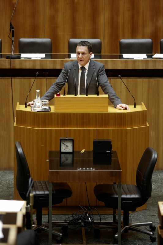 Gerhard Huber, Nationalratsabgeordneter des BZÖ, am Rednerpult.