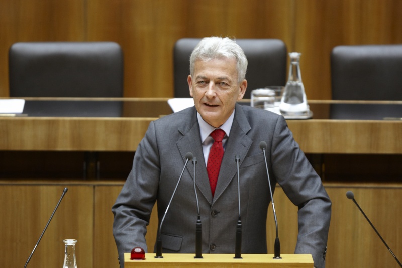 Mag. Peter Ikrath, Nationalratsabgeordneter der ÖVP, am Rednerpult.