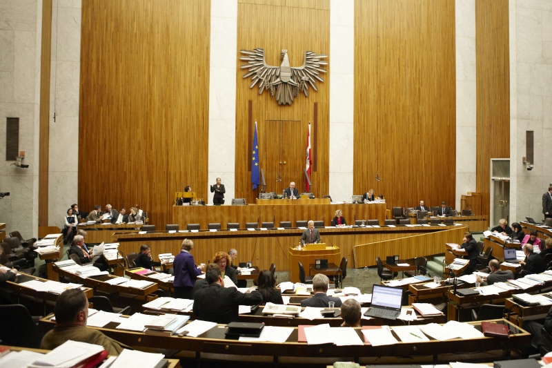 Mag. Peter Ikrath, Nationalratsabgeordneter der ÖVP, am Rednerpult. Auf der Regierungsbank Mag.a Claudia Bandion-Ortner - Bundesministerin für Justiz. Am Präsidium Dr.Martin Graf - Dritter Nationalratspräsident. Dienst am Präsidium v.li. Mag.a Dunja Kopesky (1er Position) und Mag.a Brigitte Berger (2er Position).