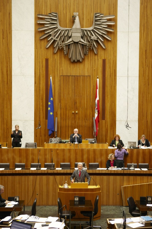 Mag. Peter Ikrath, Nationalratsabgeordneter der ÖVP, am Rednerpult. Auf der Regierungsbank Mag.a Claudia Bandion-Ortner - Bundesministerin für Justiz. Am Präsidium Dr.Martin Graf - Dritter Nationalratspräsident. Dienst am Präsidium v.li. Mag.a Dunja Kopesky (1er Position) und Mag.a Brigitte Berger (2er Position).
