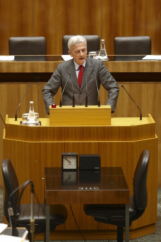 Mag. Peter Ikrath, Nationalratsabgeordneter der ÖVP, am Rednerpult.