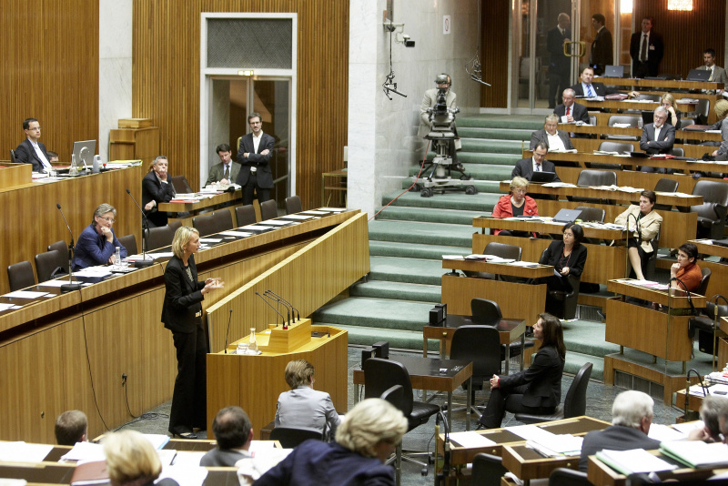 Mag. Helene Jarmer, Nationalratsabgeordnete der GRÜNEN, am Rednerpult. Auf der Regierungsbank Dr.in Claudia Schmied - Bundesministerin für Unterricht, Kunst und Kultur. Dienst am Präsidium Mag. David Christian Liebich (2er Position).