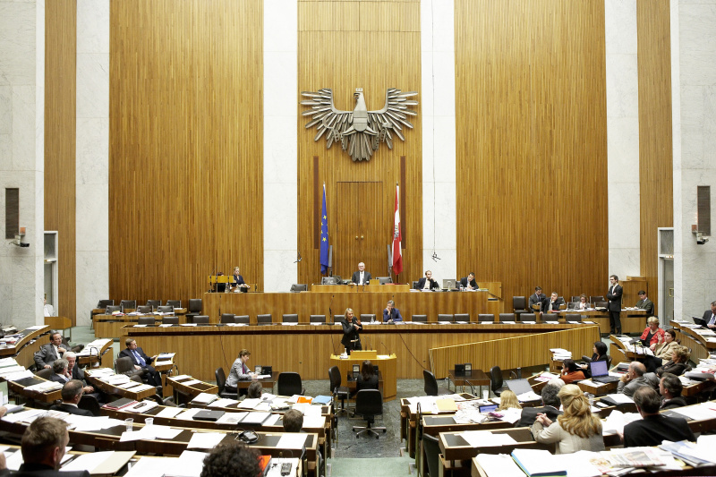 Mag. Helene Jarmer, Nationalratsabgeordnete der GRÜNEN, am Rednerpult. Auf der Regierungsbank Dr.in Claudia Schmied - Bundesministerin für Unterricht, Kunst und Kultur. Am Präsidium Dr.Martin Graf - Dritter Nationalratspräsident. Dienst am Präsidium v.li. Dr. Erich Saurugger (1er Position) und Mag. David Christian Liebich (2er Position).