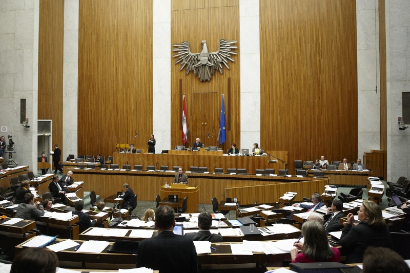 Harald Jannach,  Nationalratsabgeordneter der FPÖ, am Rednerpult. Am Präsidium Dr.Martin Graf - Dritter Nationalratspräsident. Dienst am Präsidium v.li. Dr.in Susanne Bachmann (1er Position) und Mag.a Tatjana Walter (2er Position).