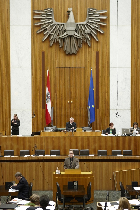 Harald Jannach,  Nationalratsabgeordneter der FPÖ, am Rednerpult. Am Präsidium Dr.Martin Graf - Dritter Nationalratspräsident. Dienst am Präsidium v.li. Dr.in Susanne Bachmann (1er Position) und Mag.a Tatjana Walter (2er Position).