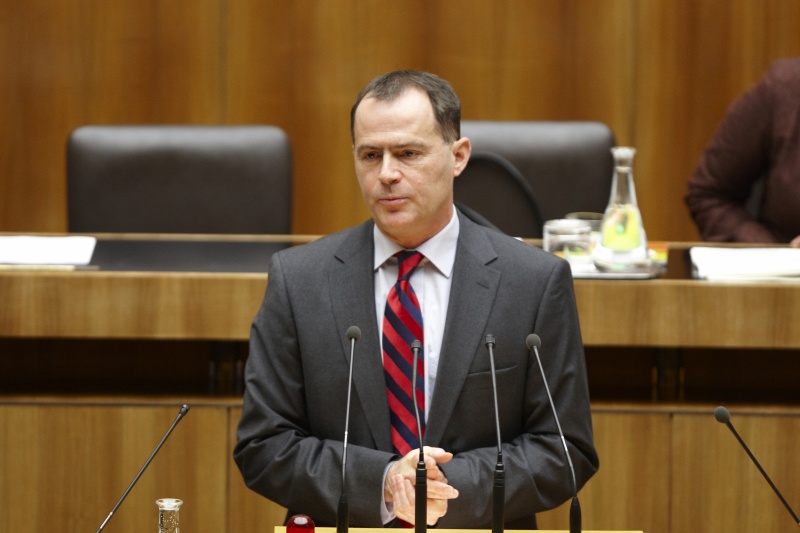 Dr. Johannes Jarolim, Nationalratsabgeordneter der SPÖ, am Rednerpult.