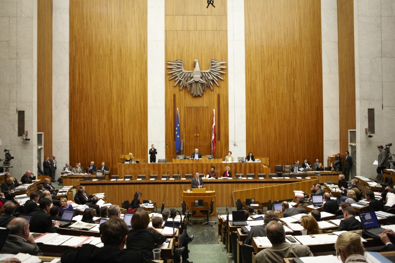 Dr. Johannes Jarolim, Nationalratsabgeordneter der SPÖ, am Rednerpult. Auf der Regierungsbank v.li. Gabriele Heinisch-Hosek - Bundesministerin für Frauen und öffentlichen Dienst und Mag.a Claudia Bandion-Ortner - Bundesministerin für Justiz. Am Präsidium Fritz Neugebauer - Zweiter Nationalratspräsident. Dienst am Präsidium v.li. Dr.in Susanne Bachmann (1er Position) und Mag.a Tatjana Walter (2er Position).