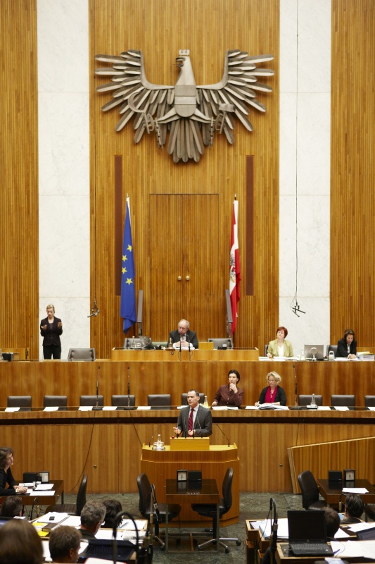Dr. Johannes Jarolim, Nationalratsabgeordneter der SPÖ, am Rednerpult. Auf der Regierungsbank v.li. Gabriele Heinisch-Hosek - Bundesministerin für Frauen und öffentlichen Dienst und Mag.a Claudia Bandion-Ortner - Bundesministerin für Justiz. Am Präsidium Fritz Neugebauer - Zweiter Nationalratspräsident. Dienst am Präsidium v.li. Dr.in Susanne Bachmann (1er Position) und Mag.a Tatjana Walter (2er Position).