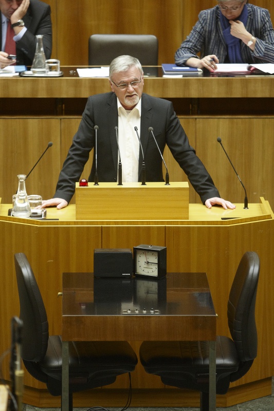Ing. Erwin Kaipel,  Nationalratsabgeordneter der SPÖ, am Rednerpult. Auf der Regierungsbank v.li. Dipl.-Ing. Josef Pröll - Vizekanzler, Bundesminister für Finanzen und  Dr.in Claudia Schmied - Bundesministerin für Unterricht, Kunst und Kultur.