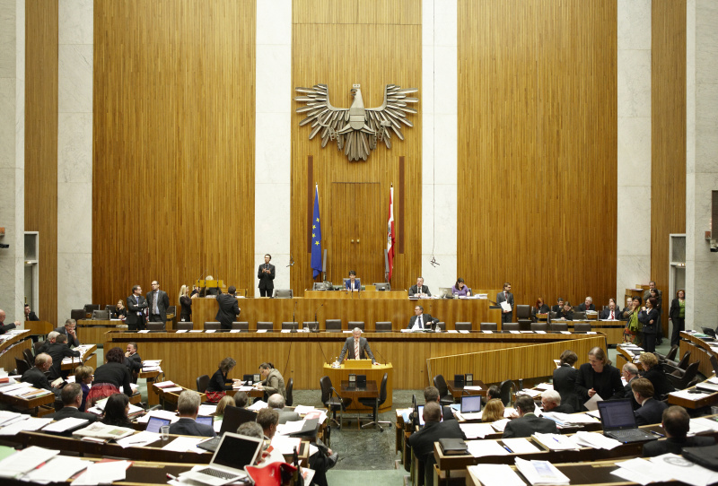 Ing. Erwin Kaipel,  Nationalratsabgeordneter der SPÖ, am Rednerpult. Auf der Regierungsbank Alois Stöger - Bundesminister für Gesundheit. Am Präsidium Mag.a Barbara Prammer - Nationalratspräsidentin. Dienst am Präsidium v.li. Dr. Joseph Wirnsperger (1er Position) und Mag. Julia Dörfel (2er Position).