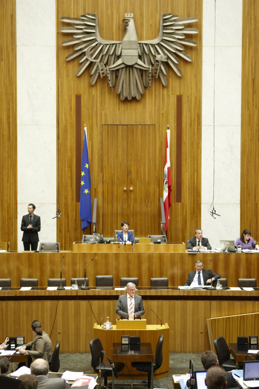 Ing. Erwin Kaipel,  Nationalratsabgeordneter der SPÖ, am Rednerpult. Auf der Regierungsbank Alois Stöger - Bundesminister für Gesundheit. Am Präsidium Mag.a Barbara Prammer - Nationalratspräsidentin. Dienst am Präsidium v.li. Dr. Joseph Wirnsperger (1er Position) und Mag. Julia Dörfel (2er Position).