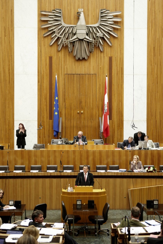 Ing. Norbert Kapeller, Nationalratsabgeordneter der ÖVP, am Rednerpult. Auf der Regierungsbank Mag.a Dr.in Maria Theresia Fekter - Bundesministerin für Inneres. Am Präsidium Fritz Neugebauer - Zweiter Nationalratspräsident. Dienst am Präsidium v.li. Dr. Christian Müller (1er Position) und Dr.in Ingrid Moser (2er Position).