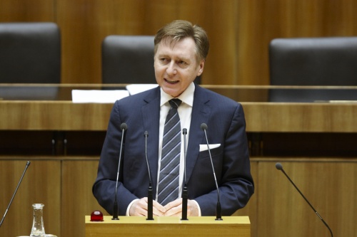 Dr.Andreas Karlsböck Nationalratsabgeordneter der FPÖ, am Rednerpult.