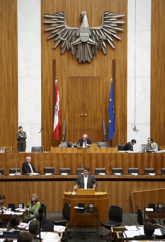 Wolfgang Katzian -Nationalratsabgeordneter der SPÖ, am Rednerpult. Auf der Regierungsbank Rudolf Hundstorfer - Bundesminister für Arbeit, Soziales und. Am Präsidium Fritz Neugebauer - Zweiter Nationalratspräsident. Dienst am Präsidium v.li. Mag. Gottfried Michalitsch (1er Position) und Mag. Philipp Neuhauser(2er Position).