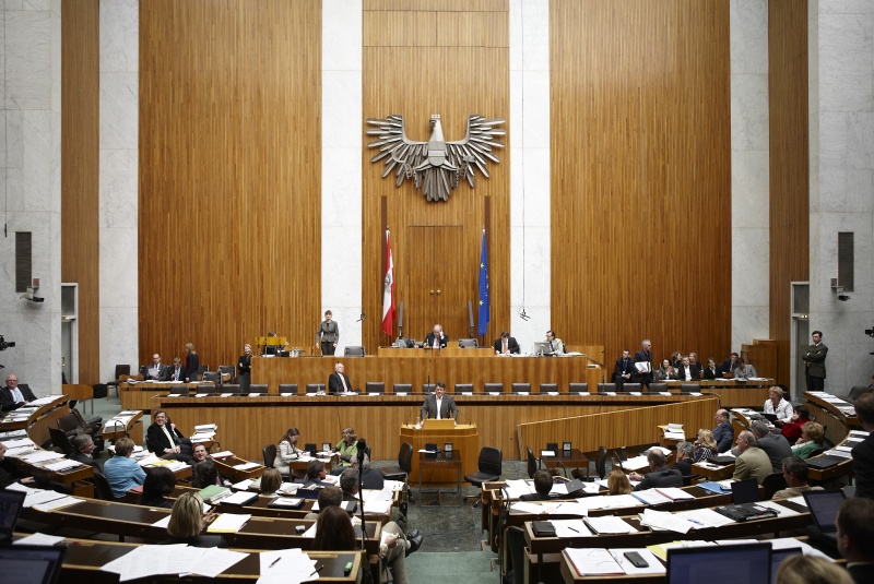 Wolfgang Katzian -Nationalratsabgeordneter der SPÖ, am Rednerpult. Auf der Regierungsbank Rudolf Hundstorfer - Bundesminister für Arbeit, Soziales und. Am Präsidium Fritz Neugebauer - Zweiter Nationalratspräsident. Dienst am Präsidium v.li. Mag. Gottfried Michalitsch (1er Position) und Mag. Philipp Neuhauser(2er Position).