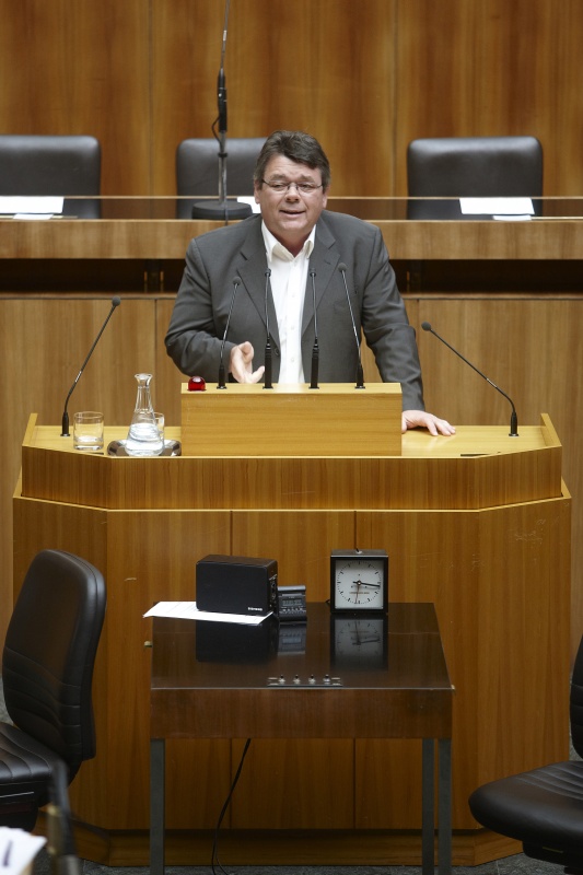 Wolfgang Katzian -Nationalratsabgeordneter der SPÖ, am Rednerpult.
