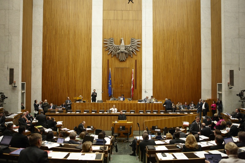 Dietmar Keck,  Nationalratsabgeordneter der SPÖ, am Rednerpult. Auf der Regierungsbank Doris Bures - Bundesministerin für Verkehr, Innovation und Technologie. Am Präsidium Mag.a Barbara Prammer - Nationalratspräsidentin. Dienst am Präsidium v.li. Mag. Martin Peyerl (1er Position) und Mag. Gerhard Koller (2er Position).