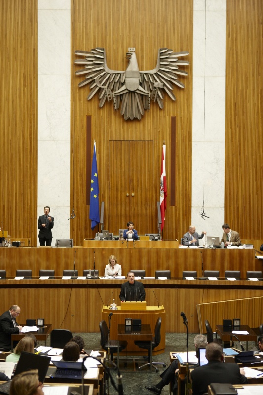 Dietmar Keck,  Nationalratsabgeordneter der SPÖ, am Rednerpult. Auf der Regierungsbank Doris Bures - Bundesministerin für Verkehr, Innovation und Technologie. Am Präsidium Mag.a Barbara Prammer - Nationalratspräsidentin. Dienst am Präsidium v.li. Mag. Martin Peyerl (1er Position) und Mag. Gerhard Koller (2er Position).