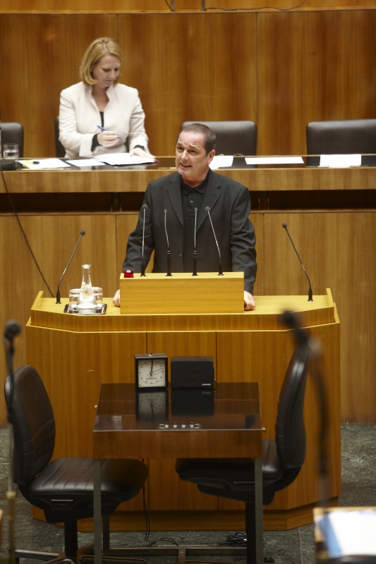 Dietmar Keck,  Nationalratsabgeordneter der SPÖ, am Rednerpult. Auf der Regierungsbank Doris Bures - Bundesministerin für Verkehr, Innovation und Technologie.