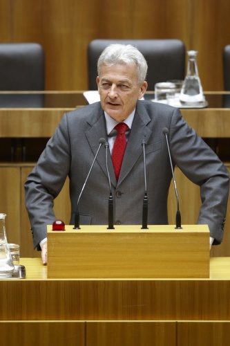 Mag. Peter Ikrath, Nationalratsabgeordneter der ÖVP, am Rednerpult.